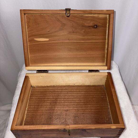 Vintage 1950s Cedar Jewelry/Keepsake Box w/ Carvings & Picture on Top Good Cond - Picture 5 of 10